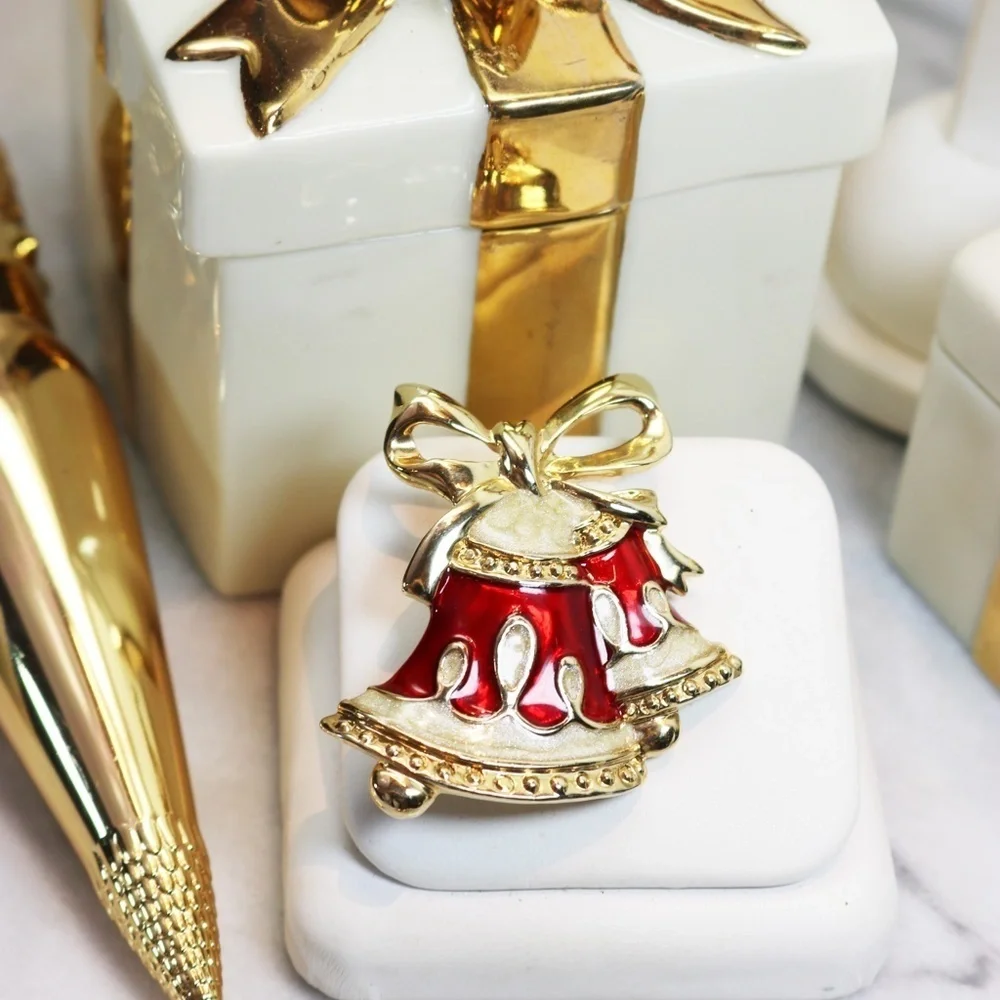 🎄🧑🏻‍🎄✨ Monet Holiday Bell Brooch with Gold & Red Enamel Highlights ⚜️🎁🎄✨